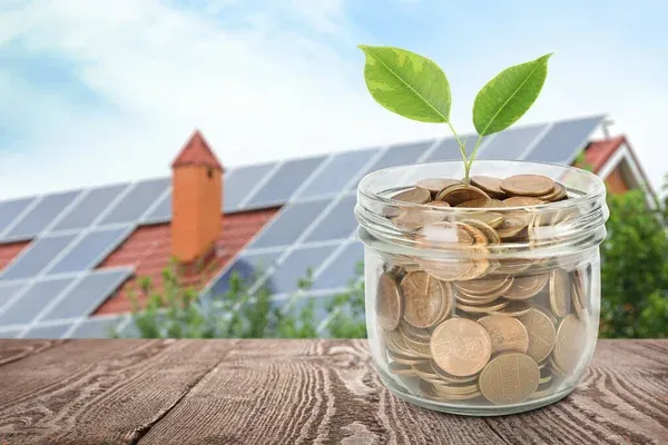 Illustration of savings and government support for solar energy